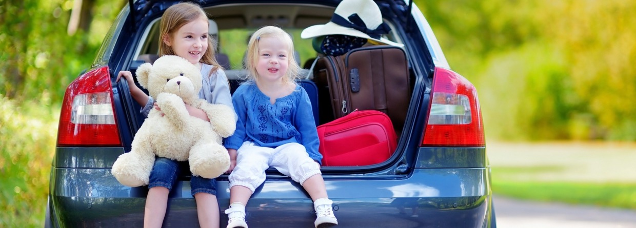 Kinderen achterin de auto op vakantie