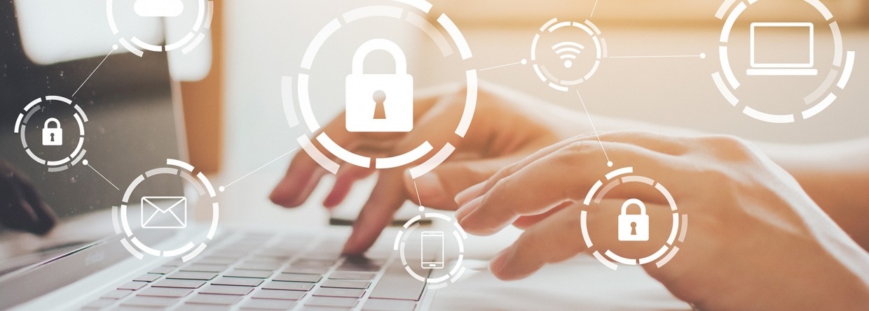 Zakenman die aan laptop werkt. Bescherm de netwerkbeveiligingscomputer en bescherm uw gegevensconcept. Digitale criminaliteit door een anonieme hacker