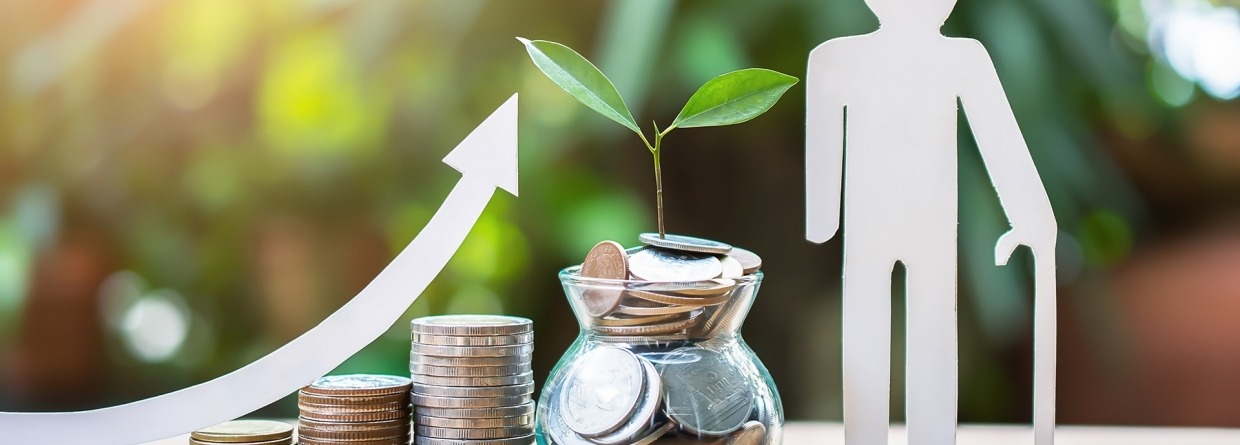 Stijgende stapel munten en een potje gevuld met geld en een plantje voor het pensioen