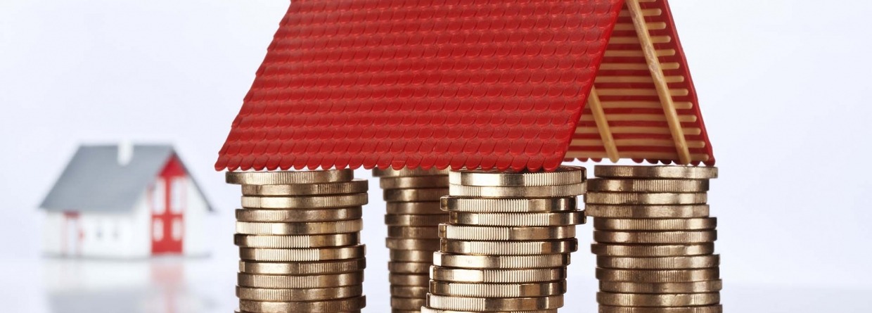 Een dak op munten geld in de vorm van een huis 