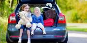 Kinderen achterin de auto op vakantie